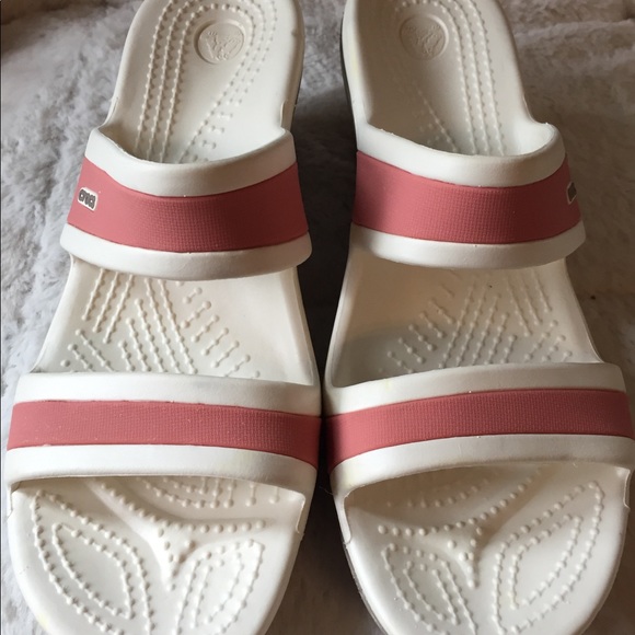 Crocs wedge heel sandals in  pink and white - Picture 2 of 8